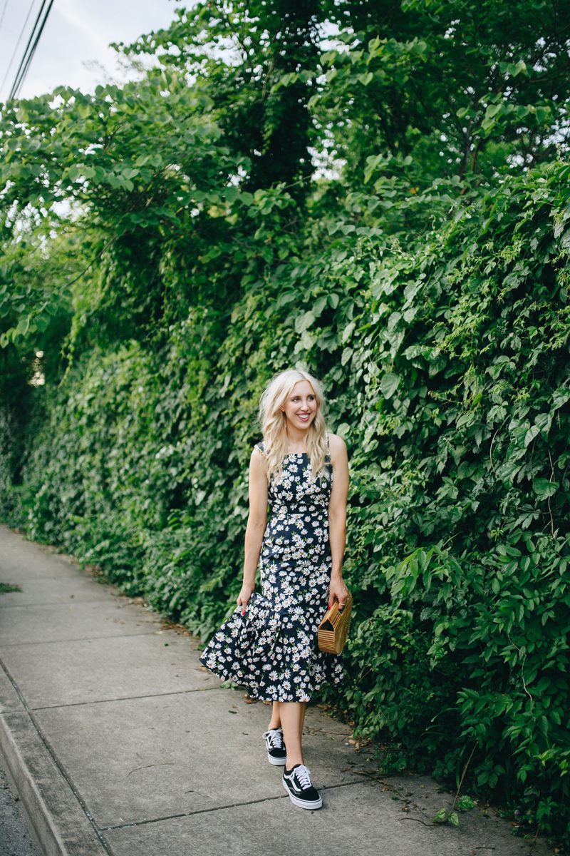 daisy print, daisy printed dress, 90s style, summer style, summer dress, blush and camo