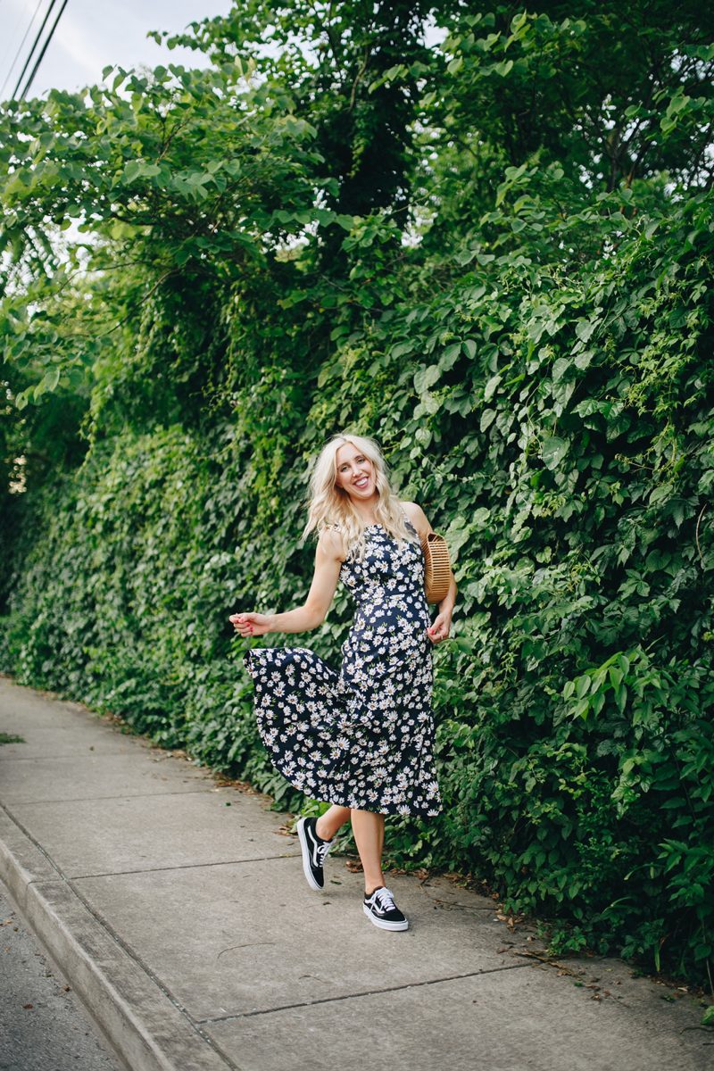 daisy print, daisy printed dress, 90s style, summer style, summer dress, blush and camo